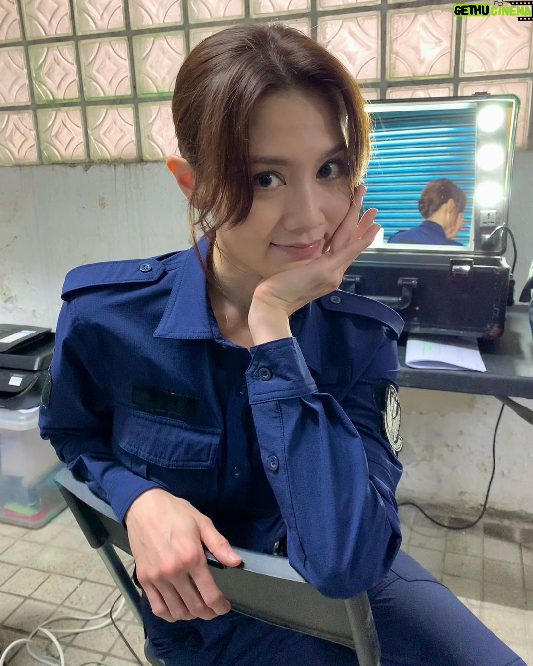 Chrissie Chau - 25.9K Likes - 一些劇照和工作照
我想拍電視劇和電影最大區別
是電視劇真的每天要拍很多場戲
由其是當要一人分飾2角
每天拍攝時間就會相對更長
這部大概是我拍過最需體力的戲了
去年疫症最嚴峻那幾個月拍下
每天開工前必須做快測
120天我佔了117天
工作人員常開玩笑:「娜姐🀄️未?」🤣🤣🤣
📸 @alex_chichicool
#叠影狙擊
#魏曉晨梁曦
#辛苦晒所有工作人员
#抱歉讓你們失望了
#做嘢唔病放假先病係我強項
#感恩特別時期還有工開