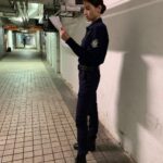 Chrissie Chau Instagram - 一些劇照和工作照 我想拍電視劇和電影最大區別 是電視劇真的每天要拍很多場戲 由其是當要一人分飾2角 每天拍攝時間就會相對更長 這部大概是我拍過最需體力的戲了 去年疫症最嚴峻那幾個月拍下 每天開工前必須做快測 120天我佔了117天 工作人員常開玩笑：「娜姐🀄️未？」🤣🤣🤣 📸 @alex_chichicool #叠影狙擊 #魏曉晨梁曦 #辛苦晒所有工作人员 #抱歉讓你們失望了 #做嘢唔病放假先病係我強項 #感恩特別時期還有工開