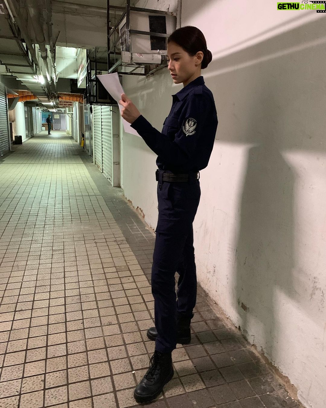 Chrissie Chau - 25.9K Likes - 一些劇照和工作照
我想拍電視劇和電影最大區別
是電視劇真的每天要拍很多場戲
由其是當要一人分飾2角
每天拍攝時間就會相對更長
這部大概是我拍過最需體力的戲了
去年疫症最嚴峻那幾個月拍下
每天開工前必須做快測
120天我佔了117天
工作人員常開玩笑:「娜姐🀄️未?」🤣🤣🤣
📸 @alex_chichicool
#叠影狙擊
#魏曉晨梁曦
#辛苦晒所有工作人员
#抱歉讓你們失望了
#做嘢唔病放假先病係我強項
#感恩特別時期還有工開
