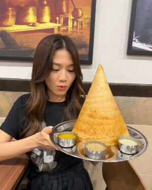 Chrissie Chau Instagram - Malaysia 🇲🇾 

#點解全部食物飲品都咁大
#原來呢度唔興講興打印出嚟
#好低調地高調😂
#低調到你唔入呢間房都唔知啲嘢飲到咗🤣