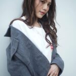 Chrissie Chau Instagram - 終於沒那麼熱了🩶 #ootd #grey #greycolor #kenzo #autumn #autumnvibes