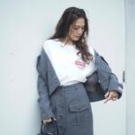 Chrissie Chau Instagram - 終於沒那麼熱了🩶 #ootd #grey #greycolor #kenzo #autumn #autumnvibes