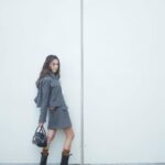 Chrissie Chau Instagram - 終於沒那麼熱了🩶 #ootd #grey #greycolor #kenzo #autumn #autumnvibes