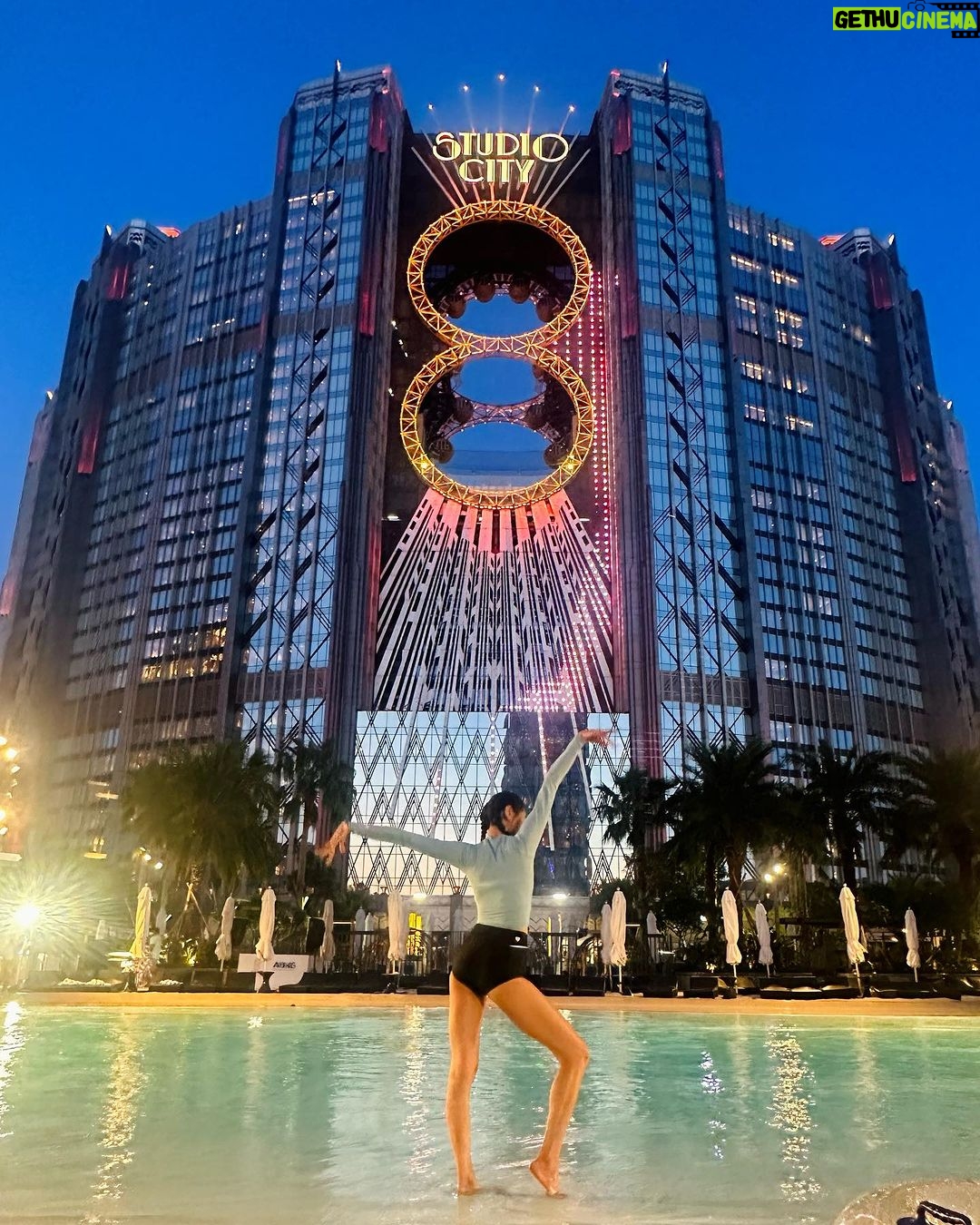 Chrissie Chau - 18.4K Likes - 被美食與美景療癒的小出走🤍
很開心能率先入住新開幕的W酒店 @wmacaustudiocity
@studiocitymacau 水上樂園實在是太好玩刺激了
一直玩到閉園也捨不得離開😝
很喜歡酒店內的各種小心思🫶🏻
謝謝酒店的貼心安排
讓我於開戲前充滿電⚡️能量滿滿🤩
#濠玩澳門 #新濠影滙水上樂園 #StudioCityWaterPark
#全天候水上樂園 #濠游太空 #LetsGetSplashedWithSTUDIOCITY
#玥龍軒 #PearlDragon #Michelin #米芝蓮一星
#BlindTiger #嬅 #Diva
#澳門新濠影滙W酒店 #FirstInMacau #WMacauStudioCity #新濠風尚 #MelcoStyle
新濠影滙水上樂園優惠碼:
WPCHRISSIE20
$416 (Sep 27 to Oct 26, 2023)