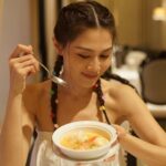Chrissie Chau Instagram – 被美食與美景療癒的小出走🤍
很開心能率先入住新開幕的W酒店 @wmacaustudiocity
@studiocitymacau 水上樂園實在是太好玩刺激了
一直玩到閉園也捨不得離開😝
很喜歡酒店內的各種小心思🫶🏻
謝謝酒店的貼心安排
讓我於開戲前充滿電⚡️能量滿滿🤩
 
#濠玩澳門 #新濠影滙水上樂園 #StudioCityWaterPark 
#全天候水上樂園  #濠游太空 #LetsGetSplashedWithSTUDIOCITY
#玥龍軒 #PearlDragon #Michelin #米芝蓮一星
#BlindTiger #嬅 #Diva
#澳門新濠影滙W酒店 #FirstInMacau #WMacauStudioCity #新濠風尚 #MelcoStyle
 
新濠影滙水上樂園優惠碼:
WPCHRISSIE20 
$416 (Sep 27 to Oct 26, 2023)