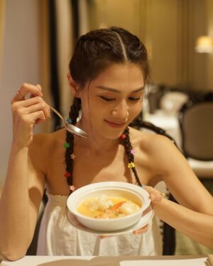 Chrissie Chau Instagram - 被美食與美景療癒的小出走🤍
很開心能率先入住新開幕的W酒店 @wmacaustudiocity
@studiocitymacau 水上樂園實在是太好玩刺激了
一直玩到閉園也捨不得離開😝
很喜歡酒店內的各種小心思🫶🏻
謝謝酒店的貼心安排
讓我於開戲前充滿電⚡️能量滿滿🤩
 
#濠玩澳門 #新濠影滙水上樂園 #StudioCityWaterPark 
#全天候水上樂園  #濠游太空 #LetsGetSplashedWithSTUDIOCITY
#玥龍軒 #PearlDragon #Michelin #米芝蓮一星
#BlindTiger #嬅 #Diva
#澳門新濠影滙W酒店 #FirstInMacau #WMacauStudioCity #新濠風尚 #MelcoStyle
 
新濠影滙水上樂園優惠碼:
WPCHRISSIE20 
$416 (Sep 27 to Oct 26, 2023)