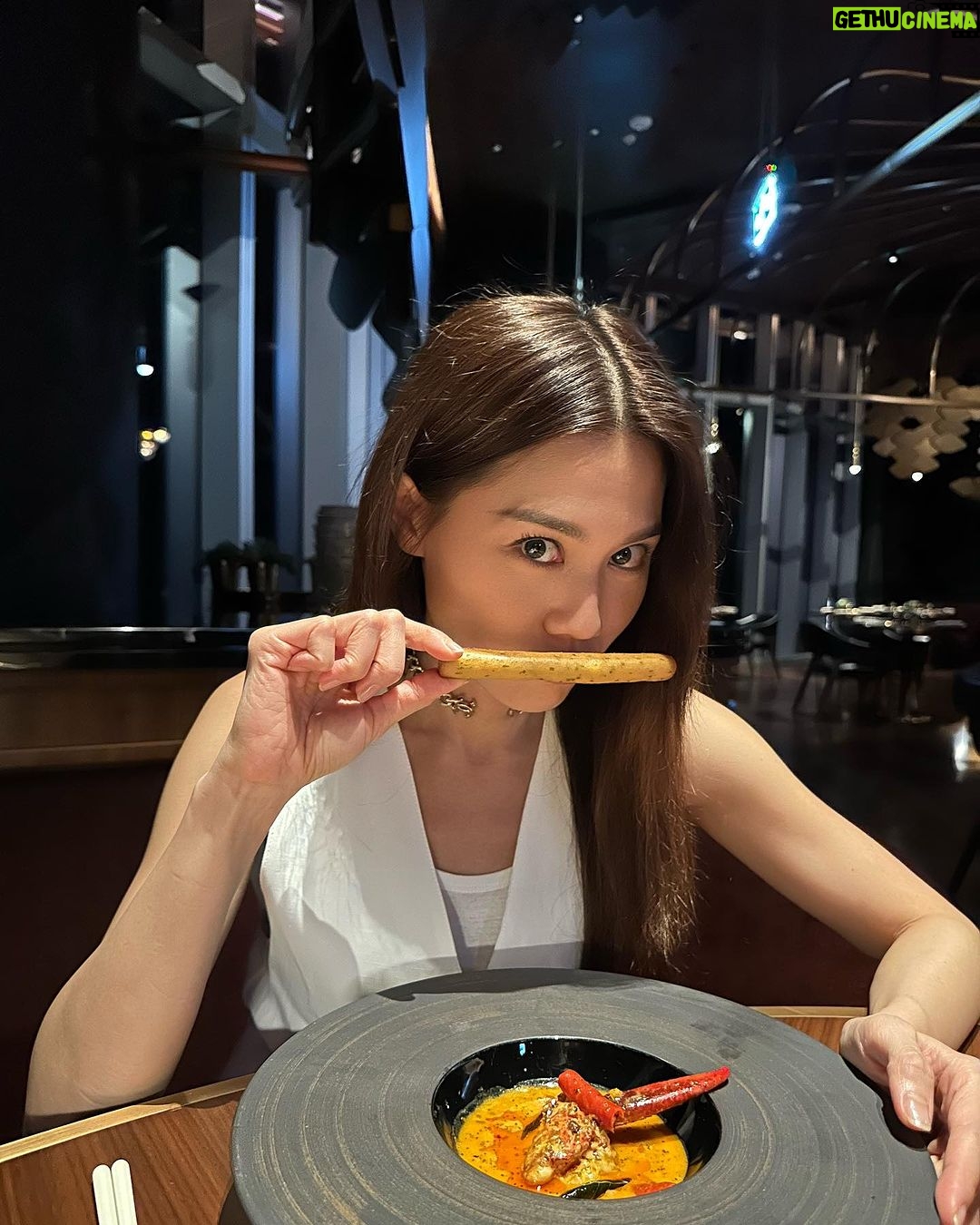 Chrissie Chau - 18.4K Likes - 被美食與美景療癒的小出走🤍
很開心能率先入住新開幕的W酒店 @wmacaustudiocity
@studiocitymacau 水上樂園實在是太好玩刺激了
一直玩到閉園也捨不得離開😝
很喜歡酒店內的各種小心思🫶🏻
謝謝酒店的貼心安排
讓我於開戲前充滿電⚡️能量滿滿🤩
#濠玩澳門 #新濠影滙水上樂園 #StudioCityWaterPark
#全天候水上樂園 #濠游太空 #LetsGetSplashedWithSTUDIOCITY
#玥龍軒 #PearlDragon #Michelin #米芝蓮一星
#BlindTiger #嬅 #Diva
#澳門新濠影滙W酒店 #FirstInMacau #WMacauStudioCity #新濠風尚 #MelcoStyle
新濠影滙水上樂園優惠碼:
WPCHRISSIE20
$416 (Sep 27 to Oct 26, 2023)