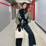 Chrissie Chau Instagram - 3月投入新戲拍攝 這次的角色是矛盾又有趣 除了學習新技能外 造型也是充滿新鮮感 先不分享暫時保密🤫 但為了方便造型去剪短剪薄了頭髮 感覺輕了許多🍃 一如收工般狀態輕盈愉快🤣😝 #HOGAN #SS24#GENH @Hoganbrand