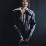 Chrissie Chau Instagram - 【做演員是生命的「火花」】周秀娜自問愛演戲，相信她生活中的「火花」，大部分都是來自於做演員。從訪問裡完全感受到她對工作的熱情：「我覺得做演員每次能夠接到不同的角色，例如某些角色是比較特別的，就要重新認識與經歷這一切，對我來說，都是一個新的挑戰。」周秀娜由模特兒身份出道，她卻表示模特兒與演員有著很大的差異，前者是某程度上表達某一樣特定的產品，後者則是沒有特定的方式：「每個人都有自己的方法來融入與理解角色，加上拍戲是一個Team Work，並有太多人去共同創造。」 言談之間，周秀娜對於演戲還是滿腔熱血，把握每次的機會，盡情享受每一刻。入行十幾年，若能重新開始，她會選擇不一樣的路嗎？「我也是會選擇進入娛樂圈，就算當初沒有計劃做演員，但卻順奇自然入了行，而接觸過後，我還是最喜歡這個職業。」 專訪周秀娜Chrissie：做演員是生命的「火花」: https://mpweekly.hk/C7R8t Photography by @maxchanwang Styling by @danielw.y.c Hair by @singsing113 @ArtifyLab MakeUp by @circleeeee Nail by @exitexistnails Written by @agnesssli Wardrobes by @louisvuitton #周秀娜 #ChrissieChau #演員 #火花 #INNERFASHION @chrissienana