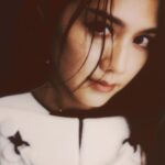 Chrissie Chau Instagram - 【做演員是生命的「火花」】周秀娜自問愛演戲，相信她生活中的「火花」，大部分都是來自於做演員。從訪問裡完全感受到她對工作的熱情：「我覺得做演員每次能夠接到不同的角色，例如某些角色是比較特別的，就要重新認識與經歷這一切，對我來說，都是一個新的挑戰。」周秀娜由模特兒身份出道，她卻表示模特兒與演員有著很大的差異，前者是某程度上表達某一樣特定的產品，後者則是沒有特定的方式：「每個人都有自己的方法來融入與理解角色，加上拍戲是一個Team Work，並有太多人去共同創造。」 言談之間，周秀娜對於演戲還是滿腔熱血，把握每次的機會，盡情享受每一刻。入行十幾年，若能重新開始，她會選擇不一樣的路嗎？「我也是會選擇進入娛樂圈，就算當初沒有計劃做演員，但卻順奇自然入了行，而接觸過後，我還是最喜歡這個職業。」 專訪周秀娜Chrissie：做演員是生命的「火花」: https://mpweekly.hk/C7R8t Photography by @maxchanwang Styling by @danielw.y.c Hair by @singsing113 @ArtifyLab MakeUp by @circleeeee Nail by @exitexistnails Written by @agnesssli Wardrobes by @louisvuitton #周秀娜 #ChrissieChau #演員 #火花 #INNERFASHION @chrissienana