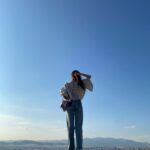 Chrissie Chau Instagram - 登頂俯瞰整個雅典市全景 一座座歷史性古蹟建築宏偉壯觀 很難想像在沒有任何機器的幫助下 古希臘人是如何建成的 #雅典衛城 #世界文化遺産 #巴德農神殿 #雅典神廟 #雅典娜 #古希臘時代 Acropolis, Athens, Greece