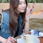 Chrissie Chau Instagram - 搭凌晨機真係好眼瞓💤 好彩轉機可以鬆下筋 一見到美食又醒神番 食完上機仲可瞓多陣😴 #louisvuitton #airportlounge
