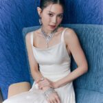Chrissie Chau Instagram - 恭喜De Beers 廣東道旗艦店隆重開幕💎 全日穿梭在The Alchemist of Light 高級珠寶系列中✨上下兩層空間行得好舒服 我身上的是Frozen Capture 套組 靈感來自冰河中的光影遊戲 詮釋當光線穿越結冰的河流時 🧊在逐漸解凍的過程中變得更加透明 #DeBeers #DeBeersHK #WhereItBegins #TheAlchemistofLight @debeersofficial Makeup by @circleeeee_makeup Hair by @singsing113 Styled by @harrylam 👗 @ralphlauren 👠 @louboutinworld