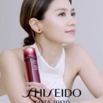 Chrissie Chau Instagram - 提起曙光我就會想起日出，象徵朝氣、活力與希望。 我偏好於簡單而全效的護膚品，作為SHISEIDO的忠實用家，自己最近更愛上了全新SHISEIDO #曙光精華水， 簡單塗勻後再用手指TAP TAP按摩，從內到外補給全面肌膚生命力，不論早上拍攝或晚上出席活動，都讓我時刻自帶曙光肌✨ 配合ULTIMUNE皇牌免疫力精華及肌源補水Power Cream使用， 只需3步就幫我增強肌膚免疫力， 即使最近天氣轉變，肌膚都無再敏感，仲keep住細緻水潤🥰 立即到SHISEIDO網店、專門店、專櫃及Beauty Zone購物滿$800，用我專屬優惠碼「Chrissie4U」，即可獲贈ULTIMUNE皇牌免疫力精華體驗裝10ml (價值HK$200)! https://www.shiseido.com.hk/ @SHISEIDOHK #SHISEIDOHK #SHISEIDOEUDERMINE #ULTIMUNE #ESSENTIALENERGY #TheLifeBlood #ALIVEwithBeauty #MyFirstLight
