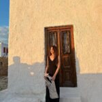 Chrissie Chau Instagram - Have a nice day 🌻⛪️ #sunday #sundayvibes #sundayfunday #weekend #mykonos #greece #throwback #throwbacksunday #latergram #haveaniceday #vacation #holiday #holidayseason #summer #summertime #paraportianichurch #白教堂 #奶油教堂☁️ Paraportiani Church