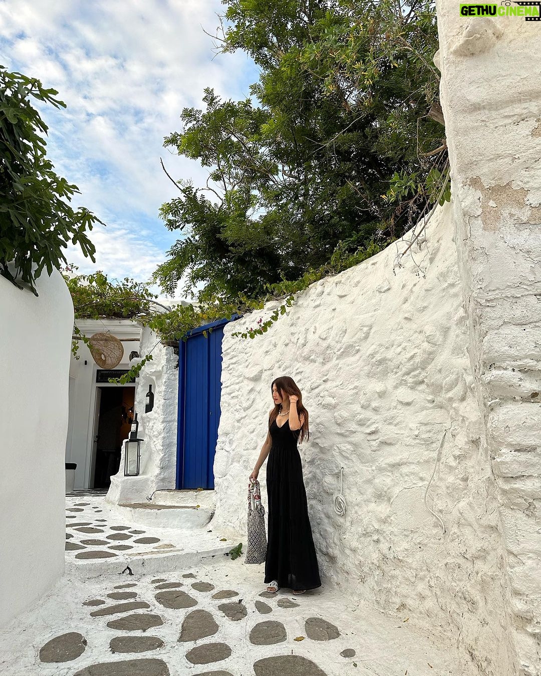 Chrissie Chau Instagram - Have a nice day 🌻⛪️ #sunday #sundayvibes #sundayfunday #weekend #mykonos #greece #throwback #throwbacksunday #latergram #haveaniceday #vacation #holiday #holidayseason #summer #summertime #paraportianichurch #白教堂 #奶油教堂☁️ Paraportiani Church