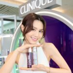 Chrissie Chau Instagram - 剛剛出席完 @cliniquehk 的活動，與皮膚科醫生及一眾嘉賓交流護膚心得，才真正了解原來皮膚的生理時鐘是如此重要 — 日間戶外拍攝受紫外線侵害、晚間熬夜錯過最佳護膚時機，都會令皮膚容易出現暗啞、色斑、表情細紋等問題。 而我最近用了Clinique「早P晚R」皇牌雙精華一段時間，在活動上的皮膚分析都看見肌膚狀態真的明顯有改善😍 我早上會先用全港銷量No.1的 #Laser淡斑去印精華 抗氧防護☀，含有維C的美白淡斑配方令我膚色更均勻，外景曝曬時留下的色斑也減淡不少！🌙而晚上我就會用 #Laser緊緻去紋精華 配合面部按摩放鬆全日工作後的壓力，由底層激活膠原蛋白自生，皮膚自然更緊緻飽滿，表情細紋都變得沒那麼明顯！當中的新一代維A配方推翻傳統成分的光毒作用，可以全日使用零刺激🥰 Clinique由皮膚科醫生研製的產品均通過過敏性測試🧪、100%不含香料，可以溫和同時高效幫我針對性解決各種肌膚困擾✨所以就算我皮膚較容易敏感都用得非常安心！ 現在到Clinique官網登記都可以免費換領雙精華的體驗套裝，限時購買50ML套裝更可享額外60ML！ @cliniquehk #CliniqueHK #24HourMagic #日夜循環煥膚P加R @kingswaypr.mkt