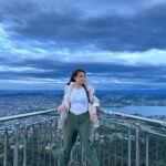 Chrissie Chau Instagram - 得日半時間係蘇黎世 决定去The top of Zurich 睇全景 點知中途落雨越嚟越凍 上到山明點解沿途冇人 因為高處不勝寒🥶 塔頂大風到呢🌬 一到頂即刻轉身想走🥶🥶🥶 🧥🥾 @aigle @aiglehongkong #aigle #aiglehk #zurich #thetopofzurich #uetliberg #switzerland #ineedahotdrink #hotchocolate #好彩我有褸 #最明智嘅決定就係帶咗件風褸😌 #凍到流鼻水🤧 #以為拍戲先會有 #咁嘅天氣不宜上山 #以為包咗個塔 #最終匿埋係樓梯擋風 #吹到髮夾甩埋都唔知 Uetliberg