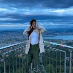 Chrissie Chau Instagram - 得日半時間係蘇黎世 决定去The top of Zurich 睇全景 點知中途落雨越嚟越凍 上到山明點解沿途冇人 因為高處不勝寒🥶 塔頂大風到呢🌬 一到頂即刻轉身想走🥶🥶🥶 🧥🥾 @aigle @aiglehongkong #aigle #aiglehk #zurich #thetopofzurich #uetliberg #switzerland #ineedahotdrink #hotchocolate #好彩我有褸 #最明智嘅決定就係帶咗件風褸😌 #凍到流鼻水🤧 #以為拍戲先會有 #咁嘅天氣不宜上山 #以為包咗個塔 #最終匿埋係樓梯擋風 #吹到髮夾甩埋都唔知 Uetliberg