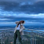 Chrissie Chau Instagram - 得日半時間係蘇黎世 决定去The top of Zurich 睇全景 點知中途落雨越嚟越凍 上到山明點解沿途冇人 因為高處不勝寒🥶 塔頂大風到呢🌬 一到頂即刻轉身想走🥶🥶🥶 🧥🥾 @aigle @aiglehongkong #aigle #aiglehk #zurich #thetopofzurich #uetliberg #switzerland #ineedahotdrink #hotchocolate #好彩我有褸 #最明智嘅決定就係帶咗件風褸😌 #凍到流鼻水🤧 #以為拍戲先會有 #咁嘅天氣不宜上山 #以為包咗個塔 #最終匿埋係樓梯擋風 #吹到髮夾甩埋都唔知 Uetliberg