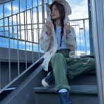 Chrissie Chau Instagram - 得日半時間係蘇黎世 决定去The top of Zurich 睇全景 點知中途落雨越嚟越凍 上到山明點解沿途冇人 因為高處不勝寒🥶 塔頂大風到呢🌬 一到頂即刻轉身想走🥶🥶🥶 🧥🥾 @aigle @aiglehongkong #aigle #aiglehk #zurich #thetopofzurich #uetliberg #switzerland #ineedahotdrink #hotchocolate #好彩我有褸 #最明智嘅決定就係帶咗件風褸😌 #凍到流鼻水🤧 #以為拍戲先會有 #咁嘅天氣不宜上山 #以為包咗個塔 #最終匿埋係樓梯擋風 #吹到髮夾甩埋都唔知 Uetliberg