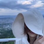 Chrissie Chau Instagram - 得日半時間係蘇黎世 决定去The top of Zurich 睇全景 點知中途落雨越嚟越凍 上到山明點解沿途冇人 因為高處不勝寒🥶 塔頂大風到呢🌬 一到頂即刻轉身想走🥶🥶🥶 🧥🥾 @aigle @aiglehongkong #aigle #aiglehk #zurich #thetopofzurich #uetliberg #switzerland #ineedahotdrink #hotchocolate #好彩我有褸 #最明智嘅決定就係帶咗件風褸😌 #凍到流鼻水🤧 #以為拍戲先會有 #咁嘅天氣不宜上山 #以為包咗個塔 #最終匿埋係樓梯擋風 #吹到髮夾甩埋都唔知 Uetliberg