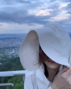 Chrissie Chau Instagram - 得日半時間係蘇黎世 决定去The top of Zurich 睇全景 點知中途落雨越嚟越凍 上到山明點解沿途冇人 因為高處不勝寒🥶 塔頂大風到呢🌬 一到頂即刻轉身想走🥶🥶🥶 🧥🥾 @aigle @aiglehongkong #aigle #aiglehk #zurich #thetopofzurich #uetliberg #switzerland #ineedahotdrink #hotchocolate #好彩我有褸 #最明智嘅決定就係帶咗件風褸😌 #凍到流鼻水🤧 #以為拍戲先會有 #咁嘅天氣不宜上山 #以為包咗個塔 #最終匿埋係樓梯擋風 #吹到髮夾甩埋都唔知 Uetliberg