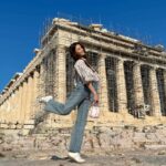 Chrissie Chau Instagram - 登頂俯瞰整個雅典市全景 一座座歷史性古蹟建築宏偉壯觀 很難想像在沒有任何機器的幫助下 古希臘人是如何建成的 #雅典衛城 #世界文化遺産 #巴德農神殿 #雅典神廟 #雅典娜 #古希臘時代 Acropolis, Athens, Greece