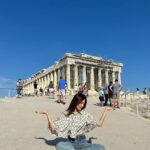 Chrissie Chau Instagram - 登頂俯瞰整個雅典市全景 一座座歷史性古蹟建築宏偉壯觀 很難想像在沒有任何機器的幫助下 古希臘人是如何建成的 #雅典衛城 #世界文化遺産 #巴德農神殿 #雅典神廟 #雅典娜 #古希臘時代 Acropolis, Athens, Greece