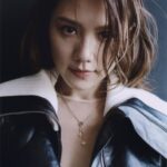 Chrissie Chau Instagram - 【做演員是生命的「火花」】周秀娜自問愛演戲，相信她生活中的「火花」，大部分都是來自於做演員。從訪問裡完全感受到她對工作的熱情：「我覺得做演員每次能夠接到不同的角色，例如某些角色是比較特別的，就要重新認識與經歷這一切，對我來說，都是一個新的挑戰。」周秀娜由模特兒身份出道，她卻表示模特兒與演員有著很大的差異，前者是某程度上表達某一樣特定的產品，後者則是沒有特定的方式：「每個人都有自己的方法來融入與理解角色，加上拍戲是一個Team Work，並有太多人去共同創造。」 言談之間，周秀娜對於演戲還是滿腔熱血，把握每次的機會，盡情享受每一刻。入行十幾年，若能重新開始，她會選擇不一樣的路嗎？「我也是會選擇進入娛樂圈，就算當初沒有計劃做演員，但卻順奇自然入了行，而接觸過後，我還是最喜歡這個職業。」 專訪周秀娜Chrissie：做演員是生命的「火花」: https://mpweekly.hk/C7R8t Photography by @maxchanwang Styling by @danielw.y.c Hair by @singsing113 @ArtifyLab MakeUp by @circleeeee Nail by @exitexistnails Written by @agnesssli Wardrobes by @louisvuitton #周秀娜 #ChrissieChau #演員 #火花 #INNERFASHION @chrissienana