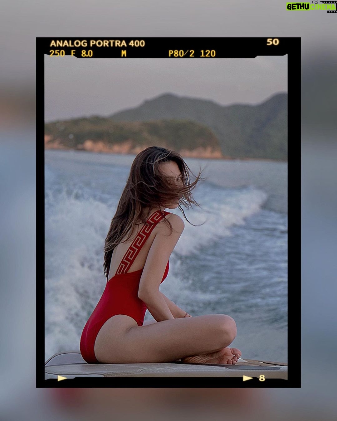 Chrissie Chau - 22.4K Likes - ☀️🏄🏻♀️❤️
#sunnyday #hotweather #summer #versace #swimwear #gettanned #wakesurfing #niceweather