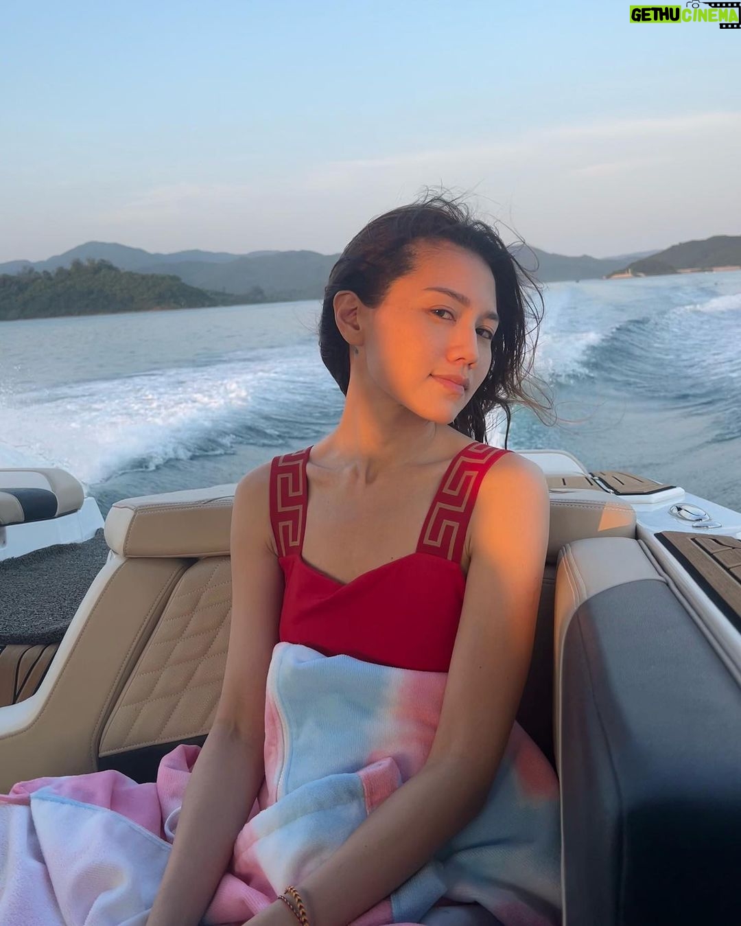 Chrissie Chau - 22.4K Likes - ☀️🏄🏻♀️❤️
#sunnyday #hotweather #summer #versace #swimwear #gettanned #wakesurfing #niceweather