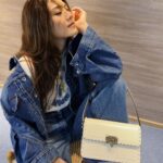 Chrissie Chau Instagram - 💙🤍 @maisonvalentino #ValentinoGaravani #Rockstud23 bag #hellomay #denim #denimlover #summer #summercolour #summervibes #monday #mondayblues