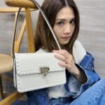 Chrissie Chau Instagram - 💙🤍 @maisonvalentino #ValentinoGaravani #Rockstud23 bag #hellomay #denim #denimlover #summer #summercolour #summervibes #monday #mondayblues