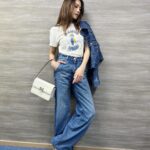 Chrissie Chau Instagram - 💙🤍 @maisonvalentino #ValentinoGaravani #Rockstud23 bag #hellomay #denim #denimlover #summer #summercolour #summervibes #monday #mondayblues