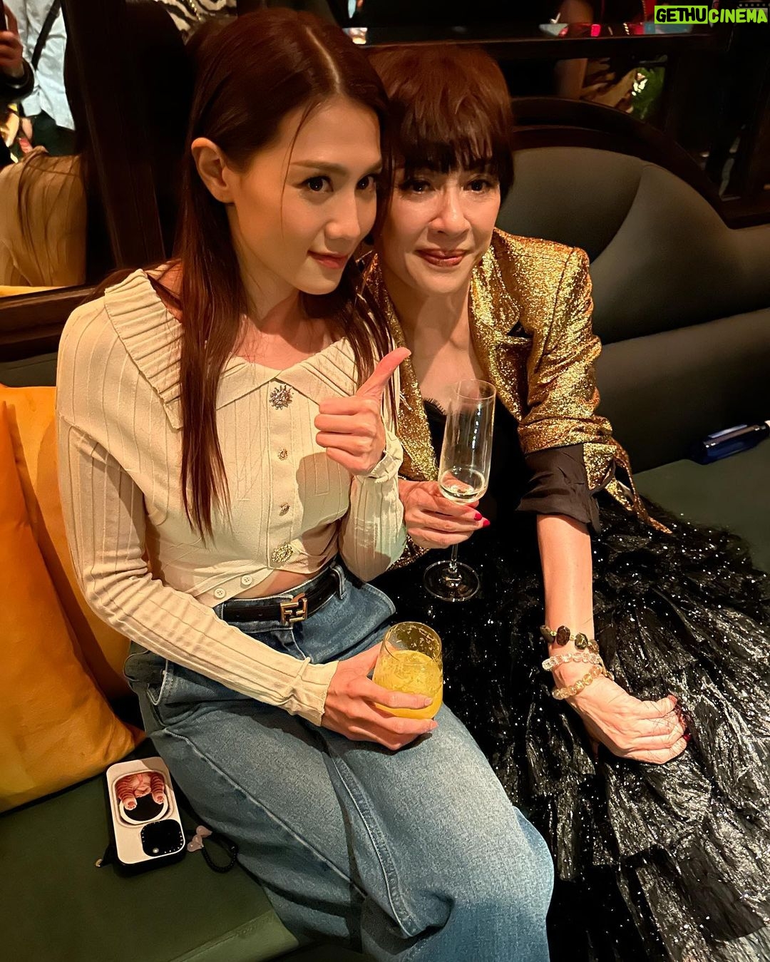 Chrissie Chau - 17.6K Likes - 我集的都是女
#Gigi好靚Gigi好靚Gigi好靚
#唔接受反駁
#安安姐好正🤩
#Hailey姐好的骰
#未見人先見聲
#MC即係MC雞啄唔斷停唔到