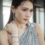 Chrissie Chau Instagram - 上台頒獎選了 又✨又分量十足的裙子 #好墜手 #第41屆香港電影金像獎 #香港電影金像獎 #頒獎嘉賓 #最佳攝影 Styling by @harrylam Makeup by @circleeeee_makeup Hair by @singsing113 @artify.lab 👗 @celine 💎 @fredjewelry #FREDjewelry #FREDparis