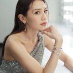 Chrissie Chau Instagram - 上台頒獎選了 又✨又分量十足的裙子 #好墜手 #第41屆香港電影金像獎 #香港電影金像獎 #頒獎嘉賓 #最佳攝影 Styling by @harrylam Makeup by @circleeeee_makeup Hair by @singsing113 @artify.lab 👗 @celine 💎 @fredjewelry #FREDjewelry #FREDparis