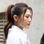 Chrissie Chau Instagram – ♠️🤴🏻♠️
係咪得我會咁緊張
玩到腳抽筋 大脾痛咗幾日😅

嘩好認真嘅製作
9個人對决 每人跟1個攝影師加1個PA
開始前個個拉晒筋 
即刻挑起我嘅好勝心

下次玩呢啲game 
應該保留體力
一開始搵子彈搵車係咁跑唔知做乜🤷🏻‍♀️
其實都冇人追我😂未到一半已經好頸渴
最近距離狙擊阿修支槍失靈😪
佢又冇即刻乘機殺咗我🤔
識玩🤪

圖2: 未玩前人模人樣
圖3: 可以揸車嘅技能係人生掙扎點～匿係車入邊就唔會死但係又沒收我支槍😳如果唔係剩係回氣係回血咁幾好呢
圖5: 唔知傾咩咁開心
圖6: 跳咁高睇嚟好興奮🔪
圖7: 我恨到啦渴望之水
圖8: 佢飲勝利之水🍻
圖10: 狼狽不堪

最後其實係9對1 
📸 @zac_nirvana_  追9個人影過程相
原來你先係大Boss #respect 🫡

#我哋玩得開心希望你哋都睇得開心