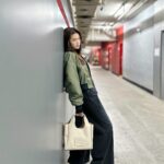 Chrissie Chau Instagram - 3月投入新戲拍攝 這次的角色是矛盾又有趣 除了學習新技能外 造型也是充滿新鮮感 先不分享暫時保密🤫 但為了方便造型去剪短剪薄了頭髮 感覺輕了許多🍃 一如收工般狀態輕盈愉快🤣😝 #HOGAN #SS24#GENH @Hoganbrand