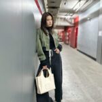 Chrissie Chau Instagram - 3月投入新戲拍攝 這次的角色是矛盾又有趣 除了學習新技能外 造型也是充滿新鮮感 先不分享暫時保密🤫 但為了方便造型去剪短剪薄了頭髮 感覺輕了許多🍃 一如收工般狀態輕盈愉快🤣😝 #HOGAN #SS24#GENH @Hoganbrand
