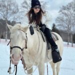 Chrissie Chau Instagram - 🤍☁️🐴🎠 #白馬 #白馬王子裝 #隻馬行咗兩步屙一大💩🤣 #天氣好好睇到雲海 #雲海好靚 #luckyday