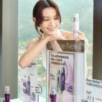 Chrissie Chau Instagram - 剛剛出席完 @cliniquehk 的活動，與皮膚科醫生及一眾嘉賓交流護膚心得，才真正了解原來皮膚的生理時鐘是如此重要 — 日間戶外拍攝受紫外線侵害、晚間熬夜錯過最佳護膚時機，都會令皮膚容易出現暗啞、色斑、表情細紋等問題。 而我最近用了Clinique「早P晚R」皇牌雙精華一段時間，在活動上的皮膚分析都看見肌膚狀態真的明顯有改善😍 我早上會先用全港銷量No.1的 #Laser淡斑去印精華 抗氧防護☀，含有維C的美白淡斑配方令我膚色更均勻，外景曝曬時留下的色斑也減淡不少！🌙而晚上我就會用 #Laser緊緻去紋精華 配合面部按摩放鬆全日工作後的壓力，由底層激活膠原蛋白自生，皮膚自然更緊緻飽滿，表情細紋都變得沒那麼明顯！當中的新一代維A配方推翻傳統成分的光毒作用，可以全日使用零刺激🥰 Clinique由皮膚科醫生研製的產品均通過過敏性測試🧪、100%不含香料，可以溫和同時高效幫我針對性解決各種肌膚困擾✨所以就算我皮膚較容易敏感都用得非常安心！ 現在到Clinique官網登記都可以免費換領雙精華的體驗套裝，限時購買50ML套裝更可享額外60ML！ @cliniquehk #CliniqueHK #24HourMagic #日夜循環煥膚P加R @kingswaypr.mkt