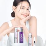 Chrissie Chau Instagram - 最近開始拍新戲，拍攝難免日夜顛倒，加上之前飛去不同地方工作，天氣轉變加上休息時間少，這些負擔都會令皮膚開始變得暗啞，更出現不少表情細紋😣 要針對性解決不同肌膚困擾，原來只需跟隨肌膚的生理時鐘並進行合適的保養，便可以令護膚功效最大化💞 而 @cliniquehk 「早P晚R」護膚新程序就以皇牌雙精華幫我一早一晚撃退暗沉及細紋，日間全面抗氧亮白、晚間重點修復去紋，打造真正的 #24HourMagic！ ☀️PROTECT！日防護 全港銷量No.1 #Laser淡斑去印精華 ，以穩定維C由源頭阻截黑色素，顯著減少色斑痘印，同時抗氧去黃✨就算全天侯外景拍攝，都無懼紫外線及污染帶來的傷害，肌膚仍然維持勻淨有光澤！ 🌙REPAIR！夜修復 #Laser緊緻去紋精華 榮獲美容雜誌獎項，蘊含新一代維A，高效溫和、全日使用零刺激🧏‍♀️48小時膠原激增，10日更有效減淡頑固細紋皺紋！由肌底修護細紋及緊緻度，高清拍攝一樣無懼盡情演繹各種情感🎬 Clinique的高效配方由皮膚科醫生研製🧪，通過過敏性測試，而且100%不含香料，令我的敏感肌膚依然可以安心使用👍🏻 即上Clinique官網登記免費換領皇牌雙精華體驗套裝，親試「早P晚R」的日夜循環煥膚效果🌟 限時購買雙精華50ml套裝更可享額外60ml🛒！ #CliniqueHK #24HourMagic #日夜循環煥膚P加R #Laser淡斑去印精華 #Laser緊緻去紋精華 @kingswaypr.mkt