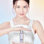 Chrissie Chau Instagram - 最近開始拍新戲，拍攝難免日夜顛倒，加上之前飛去不同地方工作，天氣轉變加上休息時間少，這些負擔都會令皮膚開始變得暗啞，更出現不少表情細紋😣 要針對性解決不同肌膚困擾，原來只需跟隨肌膚的生理時鐘並進行合適的保養，便可以令護膚功效最大化💞 而 @cliniquehk 「早P晚R」護膚新程序就以皇牌雙精華幫我一早一晚撃退暗沉及細紋，日間全面抗氧亮白、晚間重點修復去紋，打造真正的 #24HourMagic！ ☀️PROTECT！日防護 全港銷量No.1 #Laser淡斑去印精華 ，以穩定維C由源頭阻截黑色素，顯著減少色斑痘印，同時抗氧去黃✨就算全天侯外景拍攝，都無懼紫外線及污染帶來的傷害，肌膚仍然維持勻淨有光澤！ 🌙REPAIR！夜修復 #Laser緊緻去紋精華 榮獲美容雜誌獎項，蘊含新一代維A，高效溫和、全日使用零刺激🧏‍♀️48小時膠原激增，10日更有效減淡頑固細紋皺紋！由肌底修護細紋及緊緻度，高清拍攝一樣無懼盡情演繹各種情感🎬 Clinique的高效配方由皮膚科醫生研製🧪，通過過敏性測試，而且100%不含香料，令我的敏感肌膚依然可以安心使用👍🏻 即上Clinique官網登記免費換領皇牌雙精華體驗套裝，親試「早P晚R」的日夜循環煥膚效果🌟 限時購買雙精華50ml套裝更可享額外60ml🛒！ #CliniqueHK #24HourMagic #日夜循環煥膚P加R #Laser淡斑去印精華 #Laser緊緻去紋精華 @kingswaypr.mkt