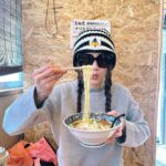 Chrissie Chau Instagram - 🦊🏂🥢 滑雪食嘢滑雪食嘢滑雪食嘢 放電充電放電充電放電充電 個胃好充實我鐘意😚 #咁凍係要食多d #咁凍食雪糕唔怕溶 #美食當前一切均為浮雲🤤 #hokkaido #japanesefood #ramen #sukiyaki #yakiniku #shabushabu #curry #omelet #dessert #icecream #icecreamlover #oishii