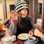 Chrissie Chau Instagram - 🦊🏂🥢 滑雪食嘢滑雪食嘢滑雪食嘢 放電充電放電充電放電充電 個胃好充實我鐘意😚 #咁凍係要食多d #咁凍食雪糕唔怕溶 #美食當前一切均為浮雲🤤 #hokkaido #japanesefood #ramen #sukiyaki #yakiniku #shabushabu #curry #omelet #dessert #icecream #icecreamlover #oishii