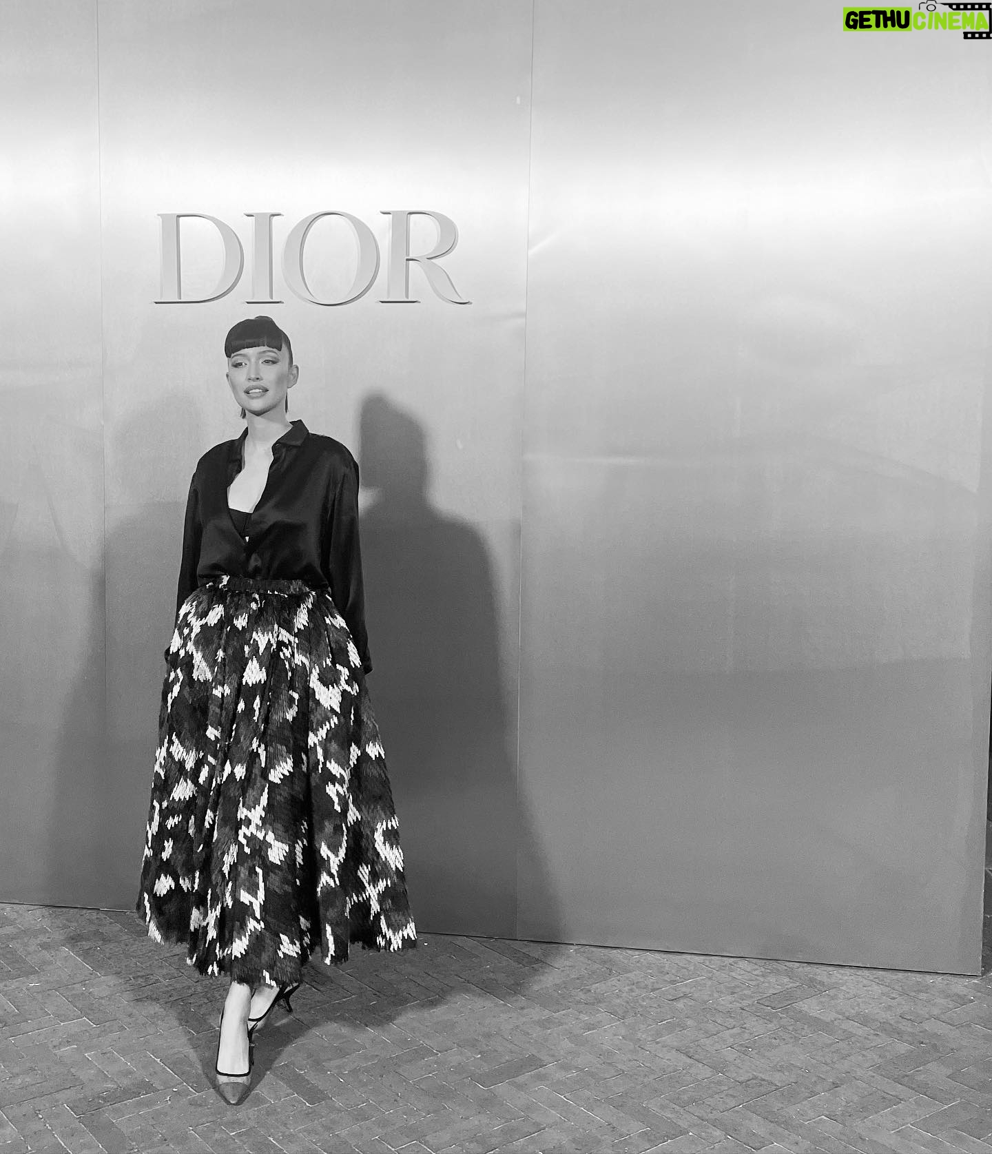 Christian Serratos Instagram - 🍸 Nyc 🍸 @DiorBeauty @Dior #JadoreDior #FlowersAreGold