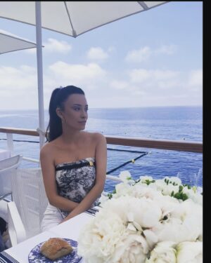 Christian Serratos Instagram - ⚠️ Virgo season - Lo siento