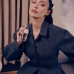 Christian Serratos Instagram – A fragrance can really bring a look to life, helping embody whoever you want to be. New Look is the perfect symbiosis between fashion and fragrance!
@DiorBeauty @DiorBeautyLovers @Dior #DiorLaCollectionPrivee